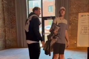 整活！東契奇一把推倒里夫斯等高紙板 兩人高爾夫推桿不忘互損