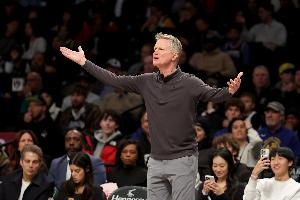 完全放棄低位單打？科爾：進(jìn)攻停滯時可以用 球員需要閱讀比賽