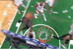 攻防壓制！小史密斯大帽杰倫-布朗 申京反擊助攻阿門暴扣打進加罰