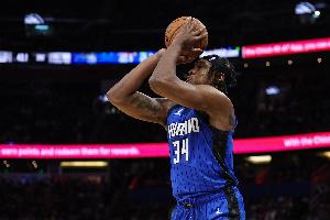 效率很高！小卡特半場8中6貢獻(xiàn)14分7板 三分2中2