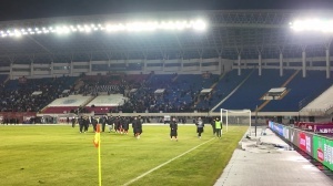 主場(chǎng)0-4慘敗國(guó)安！亞泰球迷謝場(chǎng)時(shí)憤怒高呼：丟人現(xiàn)眼！