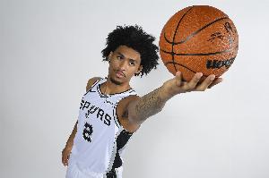 希望無礙！榜眼秀迪倫-哈珀左小腿受傷傷退 回到場(chǎng)邊時(shí)穿著保護(hù)靴