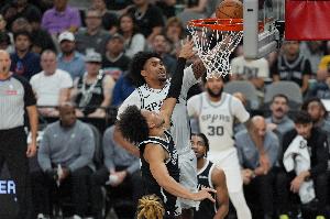 希望無礙！馬刺隊(duì)記：哈珀腳穿保護(hù)靴 拄著拐杖離開了球館