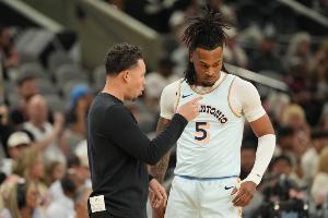 光速五犯！布克一回合連造卡斯?fàn)柸齻€(gè)犯規(guī) 直接走上罰球線