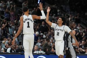 文班：希望哈珀沒(méi)事 我們都看到了他的表現(xiàn) 打得令人難以置信的好