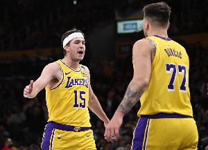 斯波：東契奇和里夫斯的后場(chǎng)很難防 兩人都技巧豐富又能造犯規(guī)