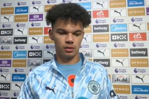 奧賴(lài)?yán)汗m德的慶祝動(dòng)作我也沒(méi)懂，多納魯馬說(shuō)對(duì)面進(jìn)球犯規(guī)了