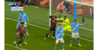 別擠了??伯恩茅斯角球時包夾門將，多納魯馬隔著多庫推開二人