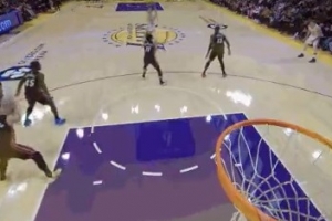 沒虧！里夫斯三分命中&海斯進攻犯規(guī) 判定進球有效&犯規(guī)在后