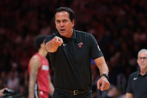 解說(shuō)：今年的熱火是NBA最快球隊(duì) 還有其他隊(duì)也更快了 跑步帶個(gè)球