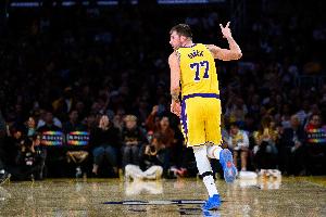 雷迪克：我們一直試圖在防守端挑戰(zhàn)東契奇 他才26歲這令人興奮！