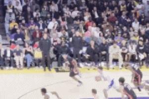 場邊老詹瞬間起立鼓掌！布朗尼接里夫斯傳球 生涯首次空接暴扣！