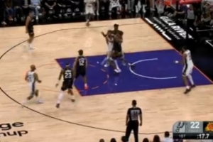 視野盲區(qū)！文班不看人妙傳籃下 凱爾登-約翰遜拉桿反籃得分