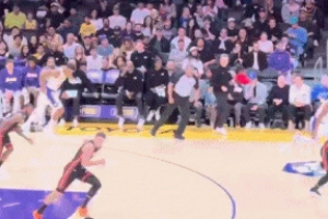 聽說你們質(zhì)疑我？斯瑪特積極回防 蹦賊高送追身大帽&還拿到球權(quán)！