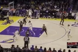 得吃得喝扣到爽！海斯掩護后下順 接里夫斯拋傳飛高高空接暴扣！