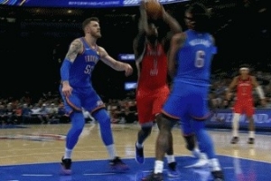 沖擊力！錫安強(qiáng)攻被吹進(jìn)攻犯規(guī) 鵜鶘挑戰(zhàn)成功改判2+1