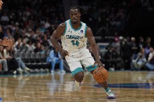 克尼佩爾：賽恩-詹姆斯非常強(qiáng)壯用腦子打球 他極其聰明