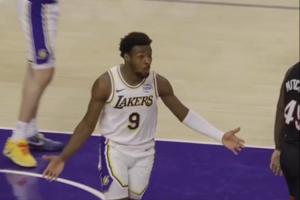 很像老詹啊??！布朗尼被吹防守犯規(guī) 攤手表示不解~