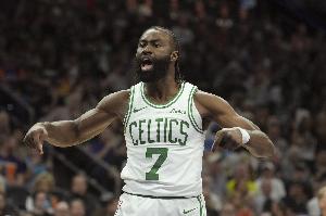 懸念再起！杰倫-布朗搶斷上籃強(qiáng)勢打進(jìn) 綠軍一波6-0打回懸念