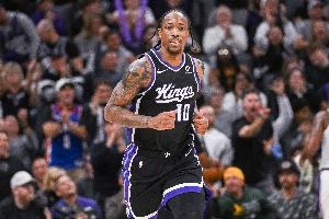 古典籃球！德羅贊上半場(chǎng)12中7得15分3板1斷 沒(méi)有三分出手