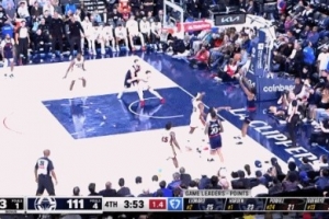 昨日重現(xiàn)？小卡負角度壓哨跳投命中扳平比分 鮑爾默興奮握拳