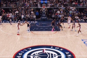 幸無大礙！小卡防守中出現(xiàn)崴腳倒地 仍堅持作戰(zhàn)