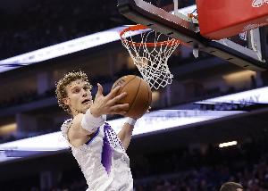 表現(xiàn)平平！馬爾卡寧17中7拿到20分9板出現(xiàn)4失誤 三分6中2