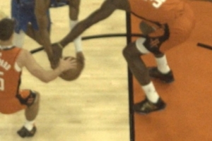 火眼金睛！卡佩拉手刀布蘭登-威廉姆斯被吹犯規(guī) 火箭果斷挑戰(zhàn)成功