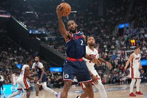 萊昂納德談錯失絕殺：他們過來上包夾 我認為多運幾次能有幫助