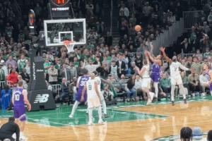 絕殺??努爾基奇搶到前場(chǎng)板轉(zhuǎn)身打進(jìn) 杰倫-布朗關(guān)鍵一攻被吹犯規(guī)