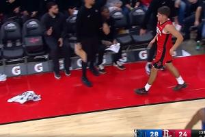 防不住就算了！謝潑德大空位扔出過橋！隨后被換下！