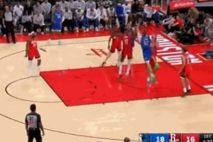 欺負(fù)人！弗拉格單打謝潑德 一路從三分線碾壓到籃下輕松得分