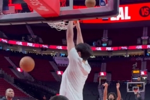 就得硬一點(diǎn)！楊瀚森賽前和助教對(duì)抗熱身 籃下終結(jié)連續(xù)暴扣+勾手