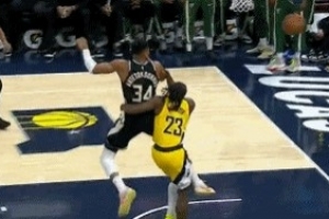 動(dòng)作有點(diǎn)大！字母哥反擊被內(nèi)史密斯放倒 后者被吹一級(jí)惡意犯規(guī)