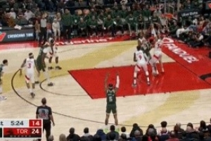 你們一起上吧！字母哥籃下一打三強(qiáng)起完成2+1