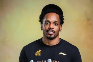 媒體人：巴里·布朗今晚抵達(dá)中國(guó) 雷瓊·塔克也將于本周末前抵達(dá)