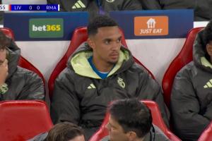 何時(shí)登場(chǎng)？第21分鐘，轉(zhuǎn)播鏡頭給到替補(bǔ)席阿諾德