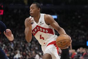 好在沒事！斯科蒂-巴恩斯半場10中5拿13分3板4助2斷2帽 手部受傷