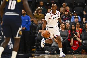 真老了！保羅賽季至今場(chǎng)均僅2.3分3.9助 命中率22.7% 三分29.4%