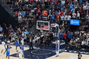 亞歷山大罰球時(shí)快船主場(chǎng)球迷大喊“罰球機(jī)器” SGA果真罰丟