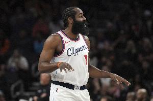 單核帶隊(duì) 夢(mèng)回巔峰！哈登14中7&5記三分半場(chǎng)爆砍22分5板4助