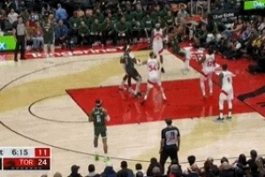 給新秀開課！字母哥背打博伊爾斯輕松雙手暴扣終結(jié)