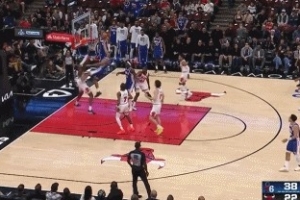 閃轉(zhuǎn)騰挪！格萊姆斯底線突破 晃開防守高難度漂移上籃得手