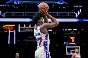 半場(chǎng)表現(xiàn)不算好！埃奇庫(kù)姆上半場(chǎng)9中3 拿到8分5籃板2助攻