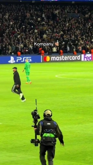 帶頭大哥！孔帕尼賽后沖入場內(nèi)，與于帕擁抱后招呼球員一起慶祝