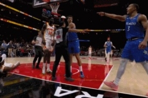 輸急眼了？貝恩大動(dòng)作拉倒奧孔武還拿球砸人 被吹一級(jí)惡犯+1T驅(qū)逐