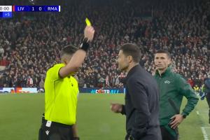 完場(chǎng)哨響前，阿隆索場(chǎng)邊因抱怨判罰被出示黃牌