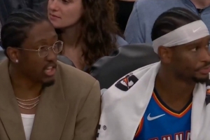 養(yǎng)傷不忘練默契！杰倫威板凳席上與亞歷山大神同步轉(zhuǎn)頭