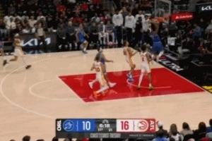 一馬當(dāng)先！班凱羅轉(zhuǎn)換反擊 歐洲步晃過防守雙手掛筐暴扣