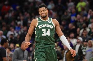 苦苦支撐！字母哥半場12投7中得15分6板2助1蓋帽 球隊落后19分